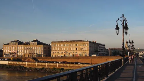 Bordeaux : un cycliste grièvement blessé par une voiture